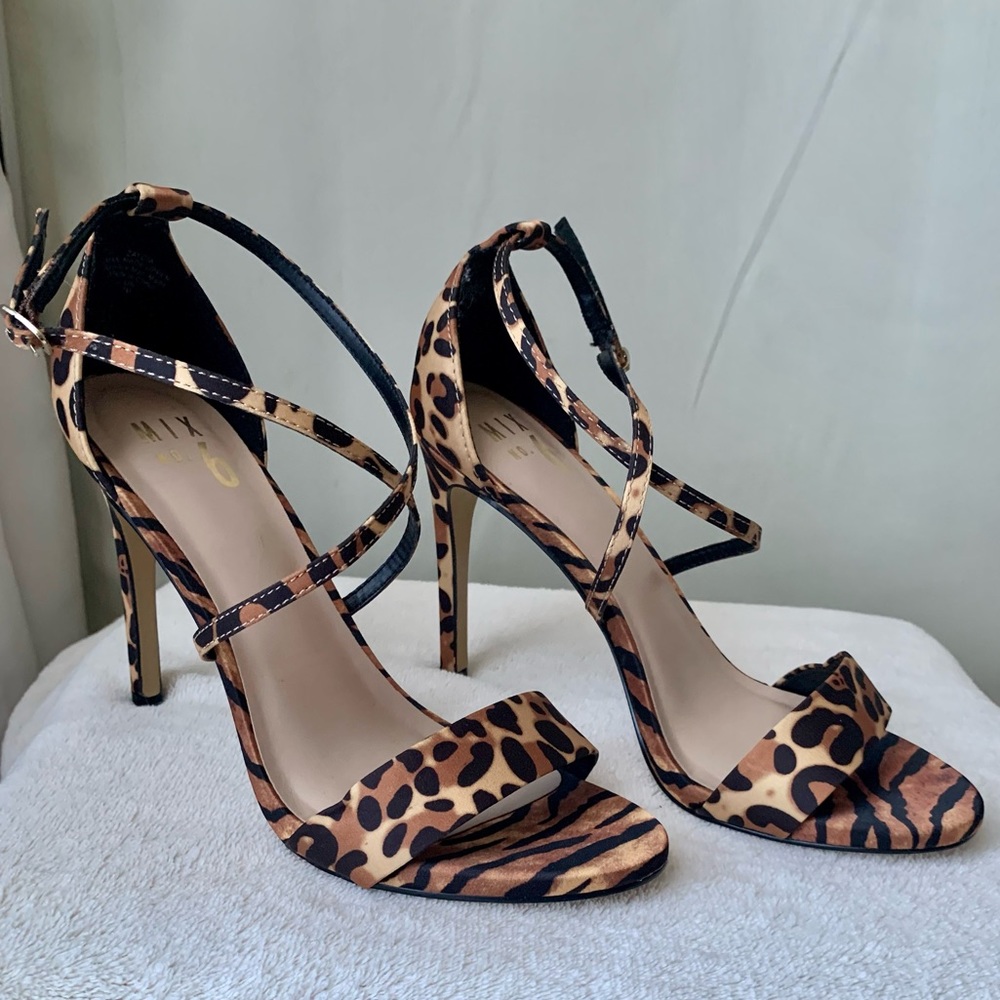 NWOB SIZE 7 women. 4inch heel. Animal print